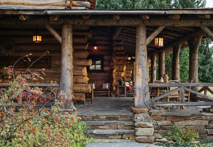 Friendship and Tradition Mingle in a Log-home Classic